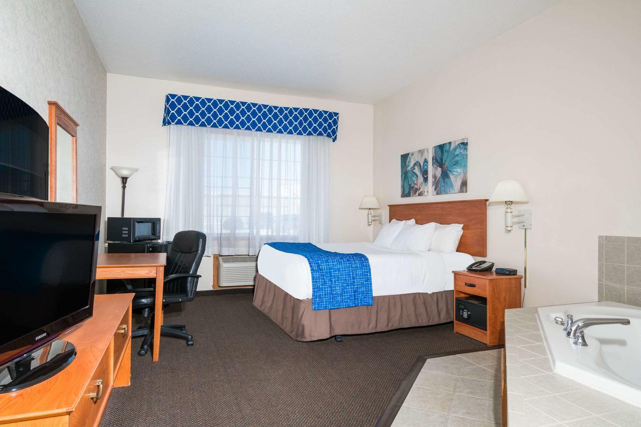 Travelodge & Suites By Wyndham Fargo/Moorhead מראה חיצוני תמונה