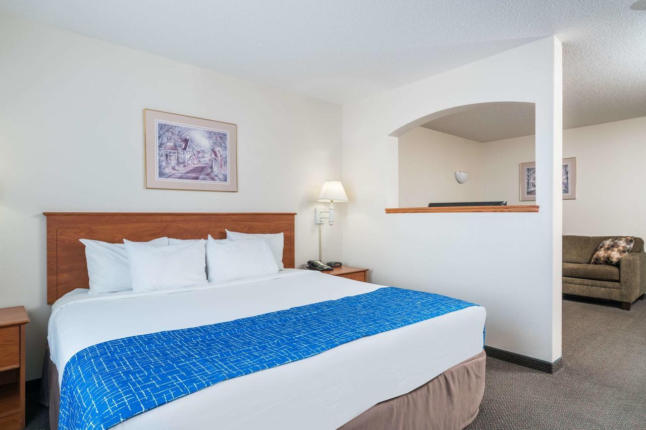 Travelodge & Suites By Wyndham Fargo/Moorhead מראה חיצוני תמונה
